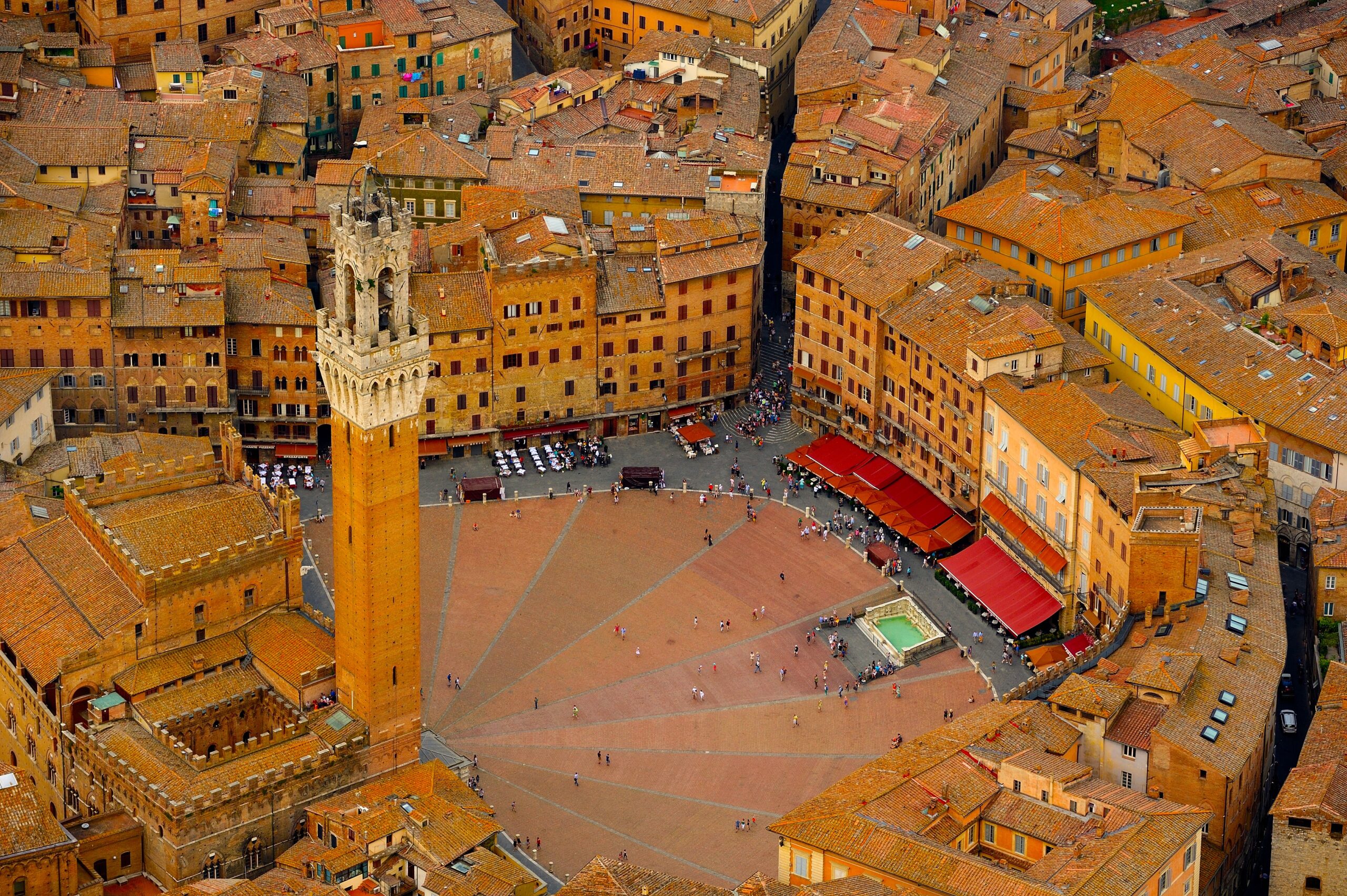Piazza del Campo a Siena con la Torre del Mangia
