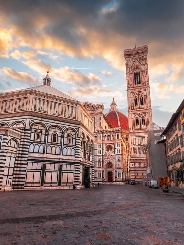 Piazza del Duomo a Firenze con il Battistero e il campanile di Giotto