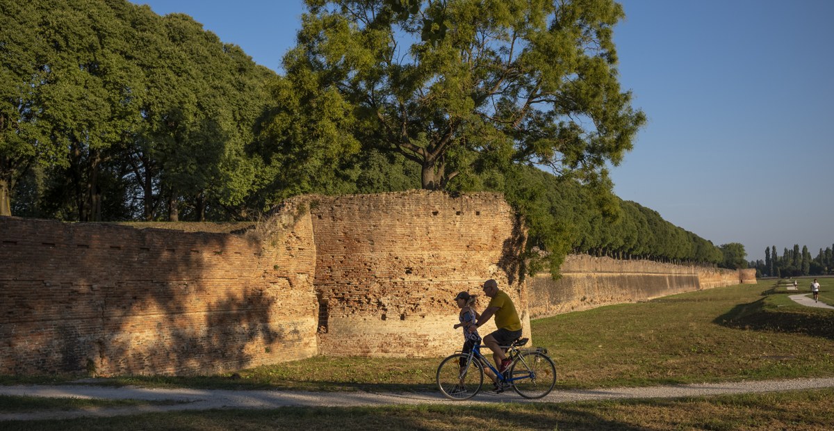 In bici sulle mura di Lucca